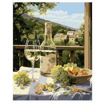 Белое вино и виноград на столе