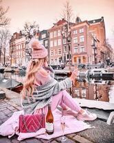 Девушка с шампанским у городской реки