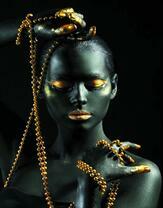 Без бренда «Девушка в черно-золотом макияже» в Подольске в интернет-магазине  Без бренда «Девушка в черно-золотом макияже» в Подольске