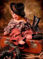 Милый малыш на красном чемодане